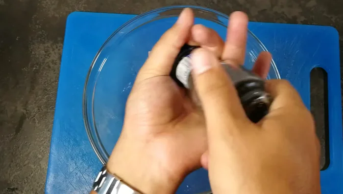 Condite con olio extravergine di oliva, pepe e sale (non esagerate con il sale). Mescolate bene e lasciate riposare per qualche minuto.