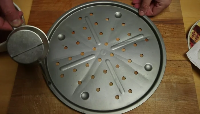 Ungere leggermente il vassoio da forno con olio d'oliva.
