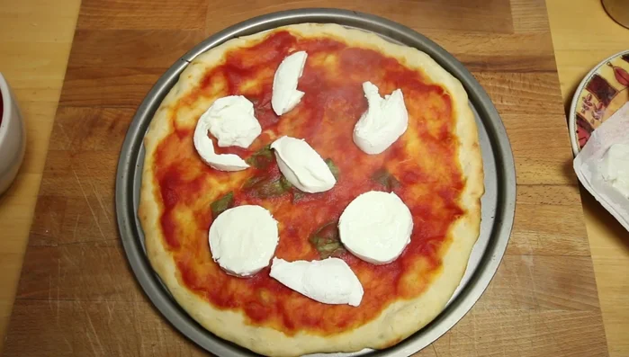 Rimettere la pizza nel forno per pochi minuti, fino a quando la mozzarella si sarà sciolta.