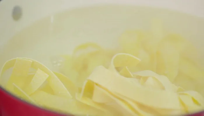 Cuocere la pasta in acqua salata.