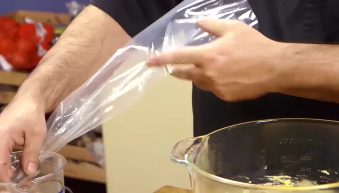 Riempire una sac à poche con l'impasto e formare i bignè sulla teglia rivestita con carta forno o fogli di silicone. (115.23)