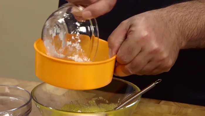 Aggiungere la miscela di tuorli al latte caldo, mescolando fino ad ottenere una crema densa. (252.51)