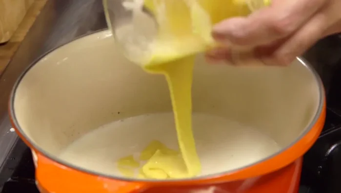 Togliere la bacca di vaniglia e la scorza di limone. Stendere la crema su una placca da forno, coprire con pellicola trasparente a contatto e lasciare raffreddare. (258.72)