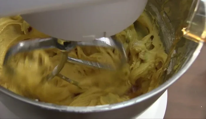 Aggiungere il liquore (opzionale), l'essenza di vaniglia (o vanillina) e la scorza di limone (234.879).
