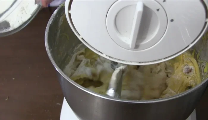 Inserire gli ultimi 150g di farina e impastare fino ad ottenere un impasto appiccicoso (265.4).