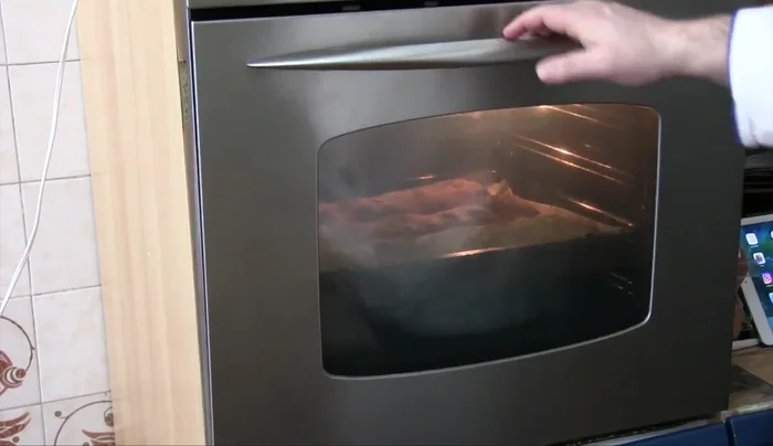 Cuocere a 180° per 15 minuti, poi sfornare e ridisporre i cantucci sulla teglia. Cuocere nuovamente a 150° per altri 15 minuti, con lo sportello leggermente aperto negli ultimi 2 minuti (397.759).
