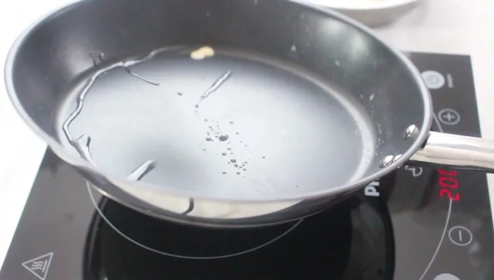 Scaldare una padella da 28 cm di diametro. Aggiungere un goccio di olio di semi di girasole.
