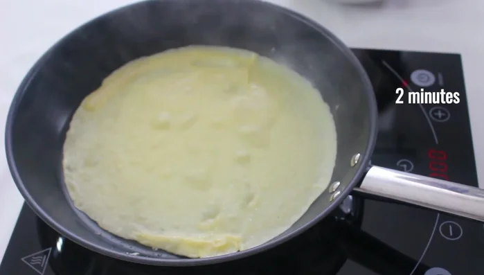 Versare un mestolo di composto nella padella calda per ogni crepe. Cuocere per circa 2 minuti per lato.