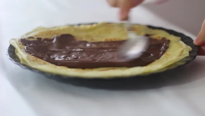 Farcire le crepes con Nutella e spolverare con zucchero a velo.