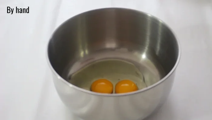 In un contenitore, rompere le uova. Aggiungere 2 cucchiai di olio di semi di girasole, mezzo cucchiaino di sale, 2 cucchiai di zucchero semolato, un terzo del latte (circa 80 ml) e 150 grammi di farina.