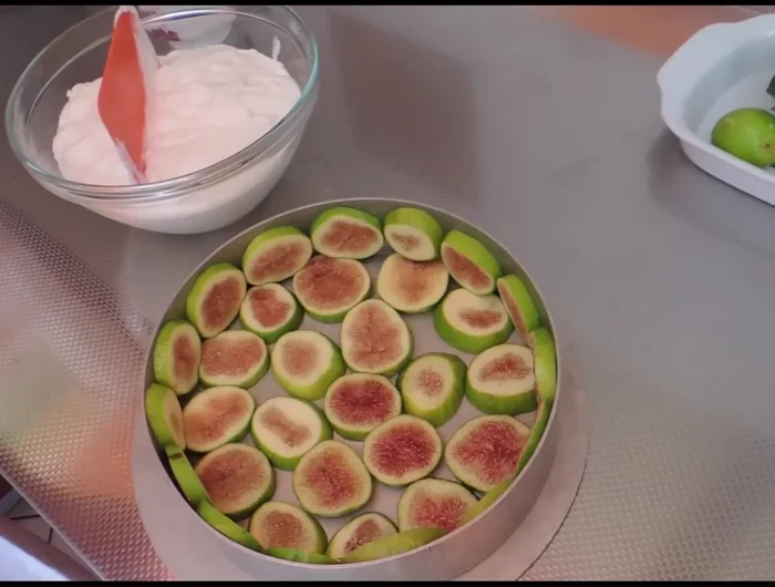 Aggiungere la mousse di ricotta sopra le fette di fichi.