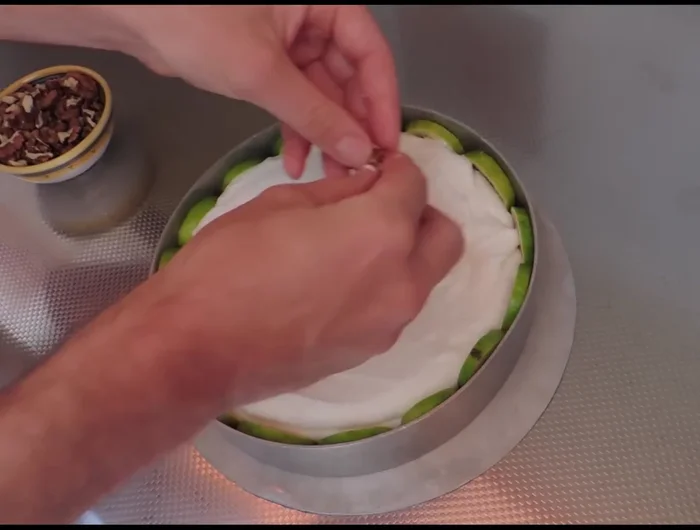 Aggiungere le noci spezzettate sopra la mousse di ricotta.