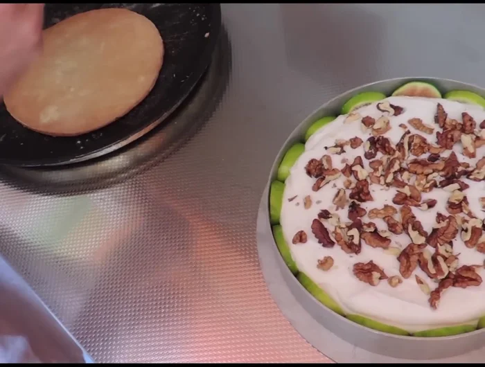 Cuocere il fondo di pasta frolla fino a doratura completa per evitare che diventi molle a contatto con la crema. Spalmare la confettura di fichi sulla pasta frolla cotta.