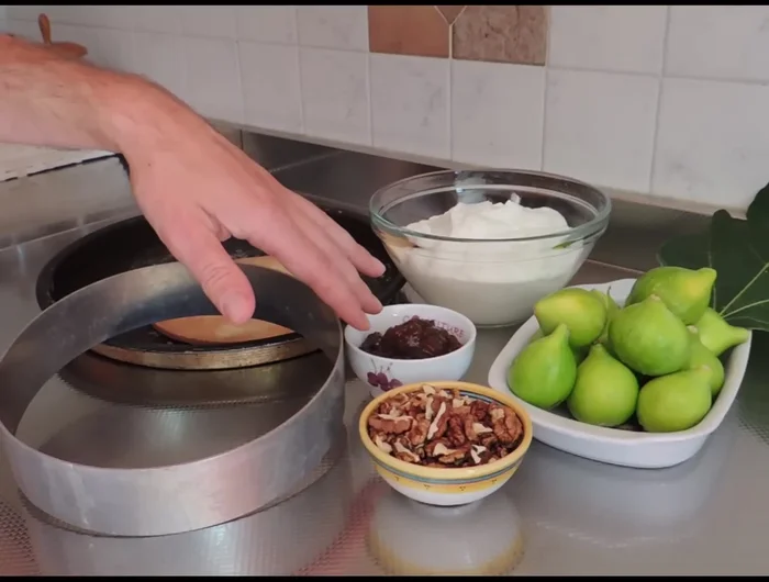 Preparare la mousse di ricotta (ricetta disponibile sul canale YouTube).
