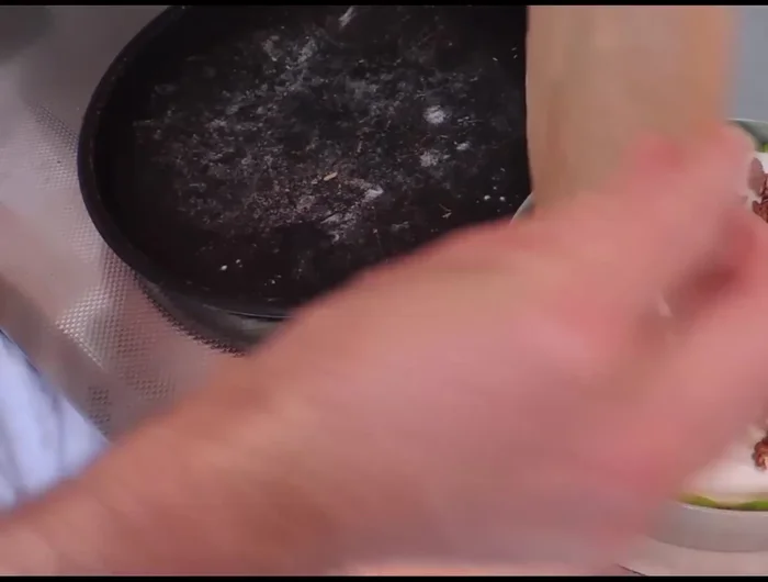 Capovolgere il fondo di pasta frolla (con la confettura verso il basso) sopra la mousse di ricotta e fichi. Pressare delicatamente fino a far fuoriuscire leggermente la mousse.