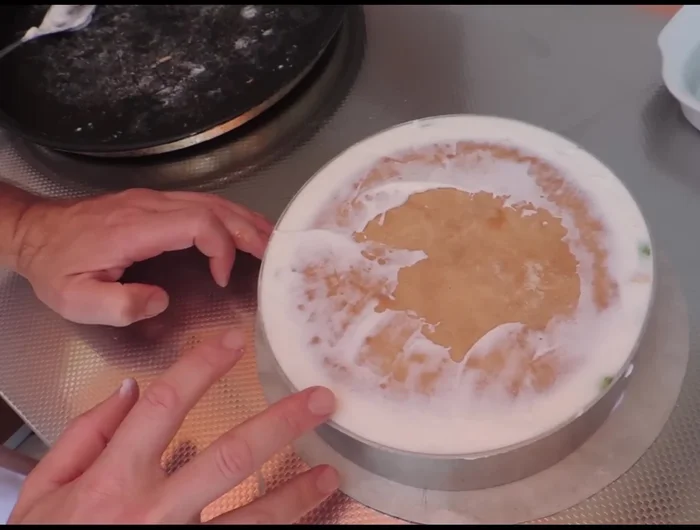 Riporre la torta nel congelatore per circa 4 ore.