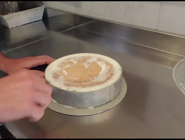 Una volta congelata, estrarre la torta dal cerchio per dolci usando un flambé per riscaldare leggermente il cerchio e facilitarne la rimozione.