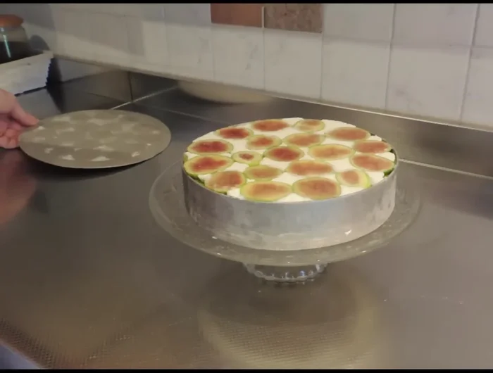Trasferire la torta su un piatto da portata.