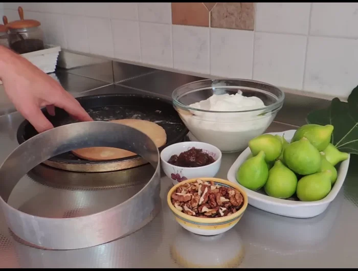 Preparare la pasta frolla (ricetta disponibile sul canale YouTube). Stendere la pasta frolla a 3 mm di spessore.