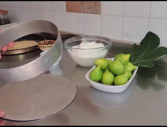 Ungere con olio di semi di arachidi un cerchio per dolci e il disco su cui appoggeremo la pasta frolla per facilitare il distacco.