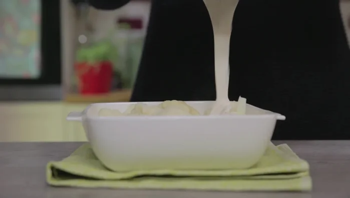 Coprire le cimette con la besciamella, spolverare con parmigiano grattugiato e una macinata di pepe.