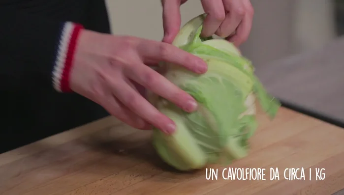 Pulire il cavolfiore eliminando le foglie e la parte legnosa del gambo. Separare le cimette.