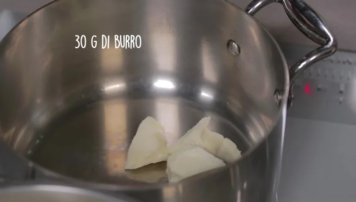 Preparare la besciamella: sciogliere il burro a fuoco dolce, aggiungere la farina e poi il latte, mescolando continuamente fino ad ottenere una consistenza cremosa. Aggiungere sale, pepe e noce moscata.