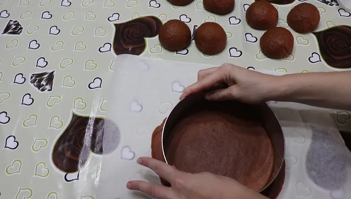 Utilizza un coppapasta da 18 cm per creare i dischi. Bucherella la superficie con una forchetta (445.38).