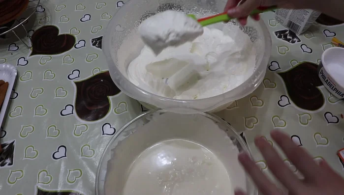 Incorpora la panna montata alla crema di panna acida (657.829).