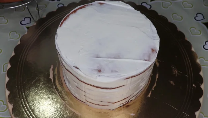 Metti la torta in frigo per farla rassodare (890.74).