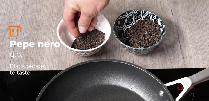 Tostare il pepe nero e il pepe di cubeb (in proporzione 3:1) in una padella a secco fino a quando non sprigiona un aroma intenso.
