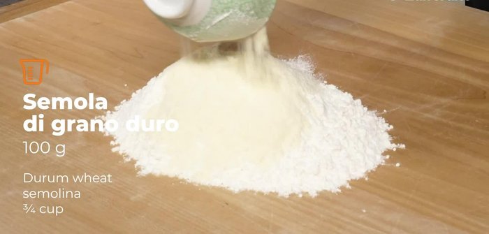 Preparare la pasta all'uovo: creare una fontana con la farina di grano tenero e una piccola percentuale di semola (circa 20%). Aggiungere le uova e impastare fino ad ottenere un composto liscio ed elastico. Non aggiungere sale.