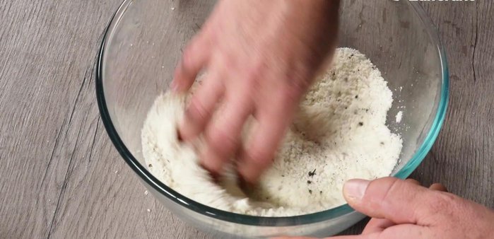 Aggiungere poca acqua di cottura alla volta, mescolando fino ad ottenere una crema liscia e omogenea. Aggiungere una puntina di olio per lucidare la pasta.