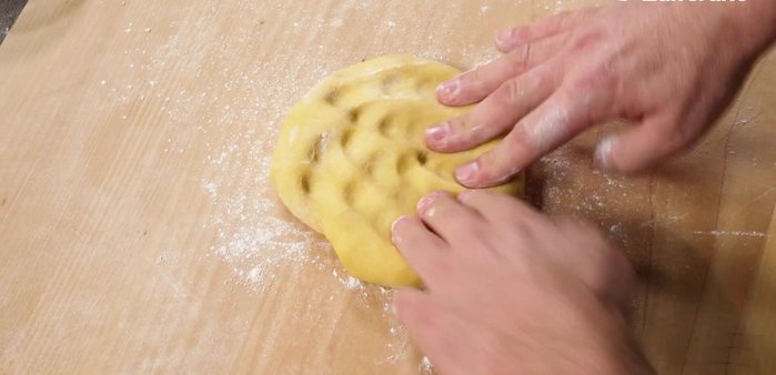 Dividere l'impasto a metà, stenderlo con le mani e poi con il mattarello, ottenendo una sfoglia sottile (3-4 mm di spessore). Lasciare riposare per altri 30-40 minuti.