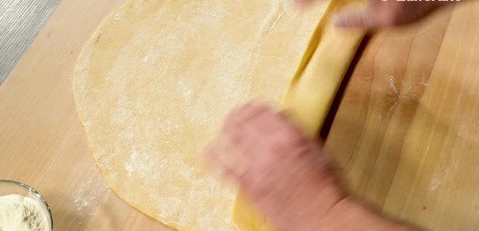 Tagliare la sfoglia in tonnarelli, aiutandovi con un po' di semola per evitare che si attacchi.