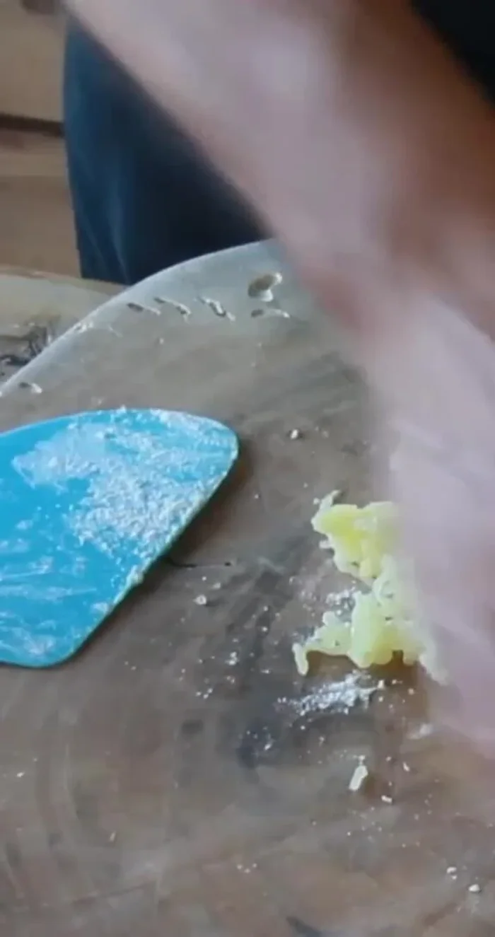 Incorporate la farina poco alla volta, lavorando delicatamente l'impasto (118.38). Lavorate il meno possibile (121.28).