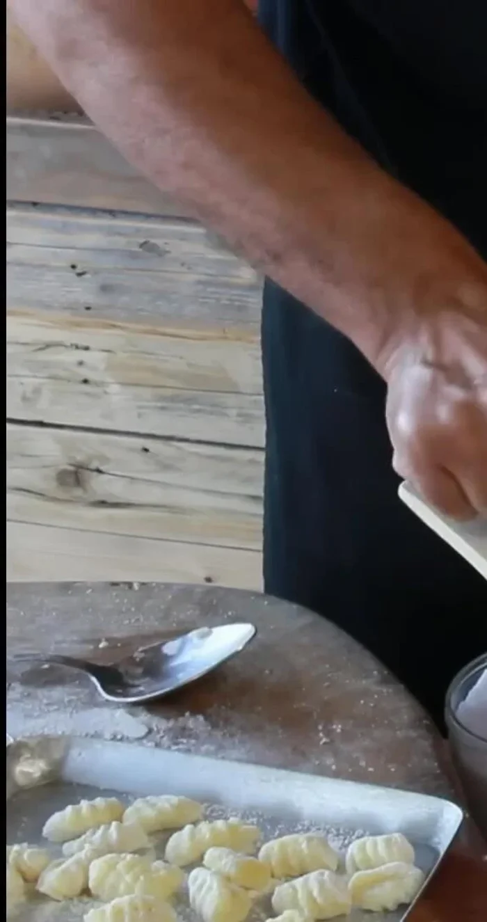 Aggiungete il gorgonzola alla salsa e mescolate fino a scioglierlo (415.86).