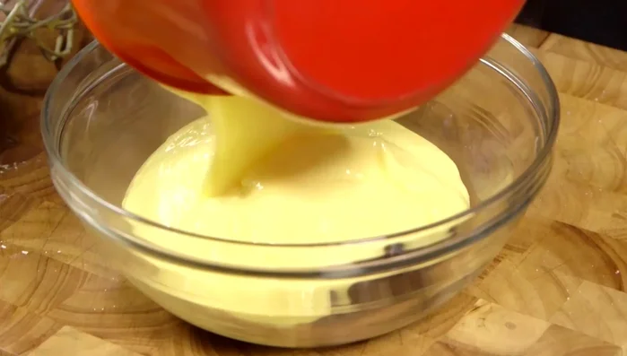 Aggiungere le gocce di cioccolato e una noce di burro alla crema, mescolare.