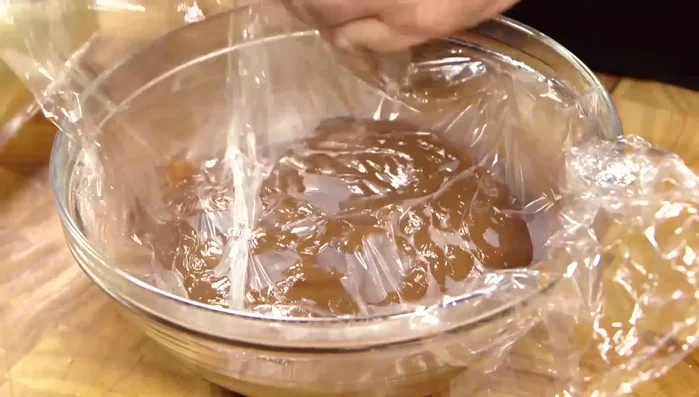 Coprire la crema con pellicola e lasciare raffreddare completamente.