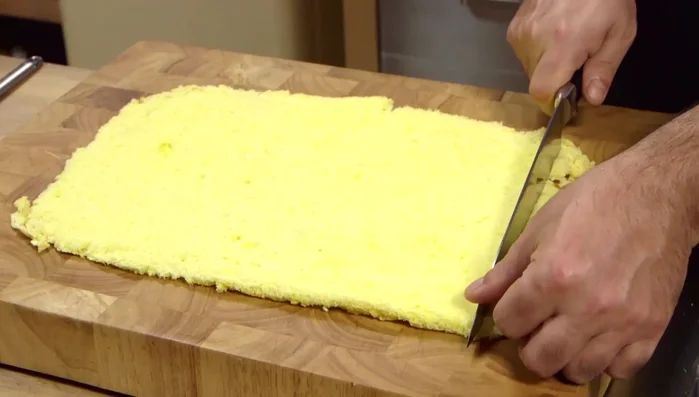 Stendere la crema al cioccolato sul rotolo ancora tiepido e leggermente umido.