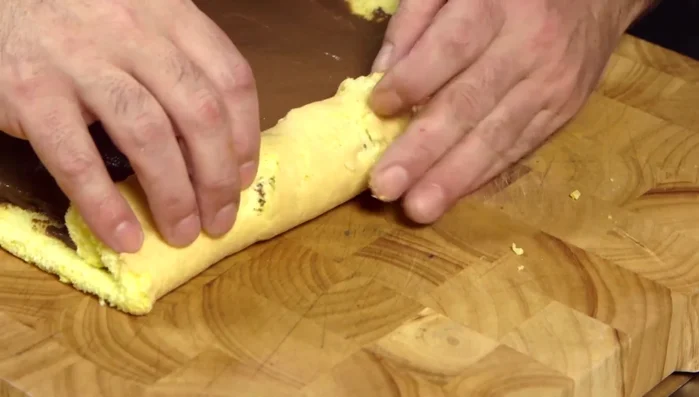 Arrotolare delicatamente il rotolo, avvolgerlo nella carta forno e metterlo nel congelatore per compattare.