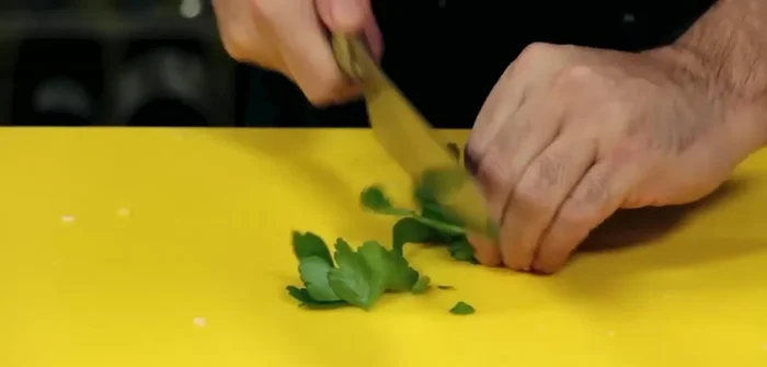 Aggiungete alloro e prezzemolo. (155.16)