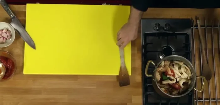 Lasciate cuocere a fuoco lento per almeno 35-40 minuti, aggiungendo brodo se necessario. (229.92)