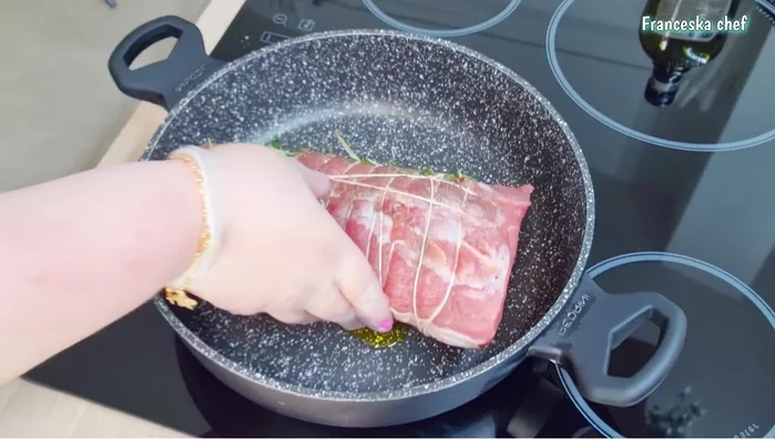 Rosolare l'arista in un tegame con un cucchiaio di olio extravergine di oliva.