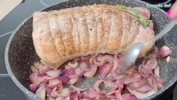 Aggiungere le cipolle, l'aglio intero, la salvia, il rosmarino al tegame.