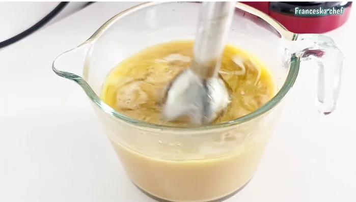Frullare il sughetto di cottura con un mini pimer per ottenere una salsa liscia. Aggiungere amido di mais per un sughetto più denso.
