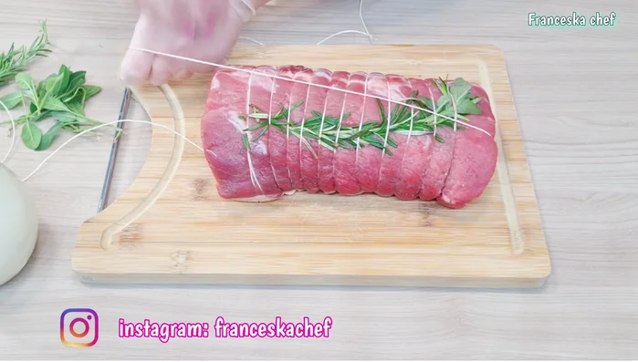 Legare l'arista con lo spago da cucina per mantenere la forma durante la cottura.