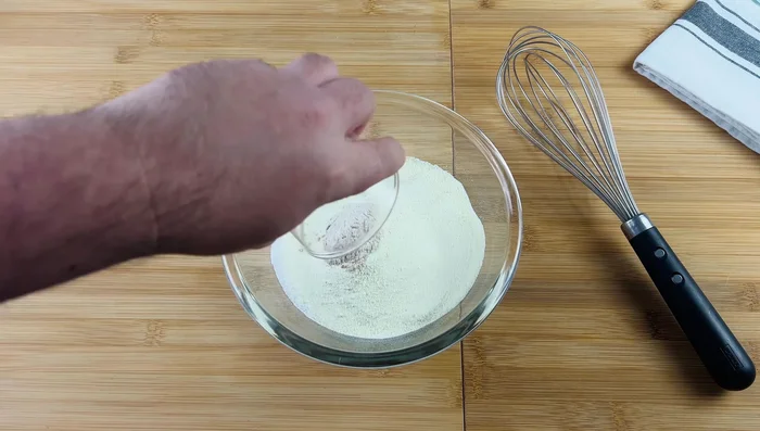 Mescolare in una ciotola tutte le polveri (latte in polvere, zucchero, sciroppo di glucosio, destrosio, farina di carrube, farina di guar) in modo omogeneo con un frustino.