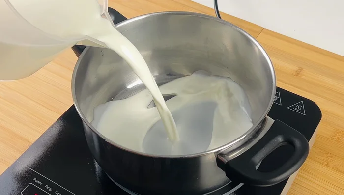 Portare sul fornello un pentolino con il latte, aggiungere le polveri mischiate e la pasta di nocciola.