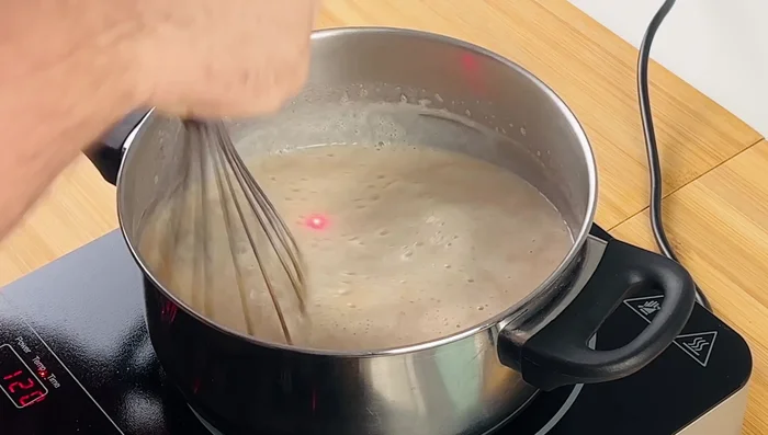 Mescolare a fuoco dolce fino a raggiungere i 65-85 gradi. Fare attenzione a non buttare via l’olio che affiora, mescolando per reintegrarlo nella crema.